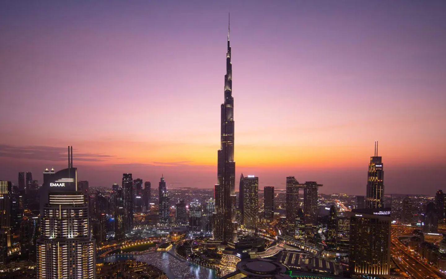 6 Tips Nikmati Burj Khalifa Penuh Warna dari Lingkungannya