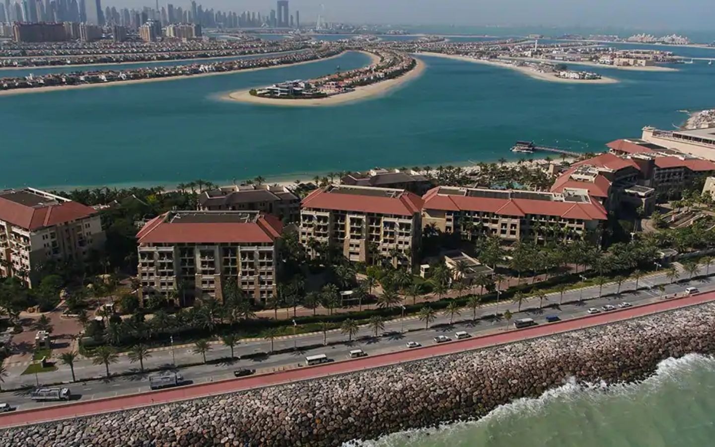 Berjalan Santai di Boardwalk Palm Jumeirah